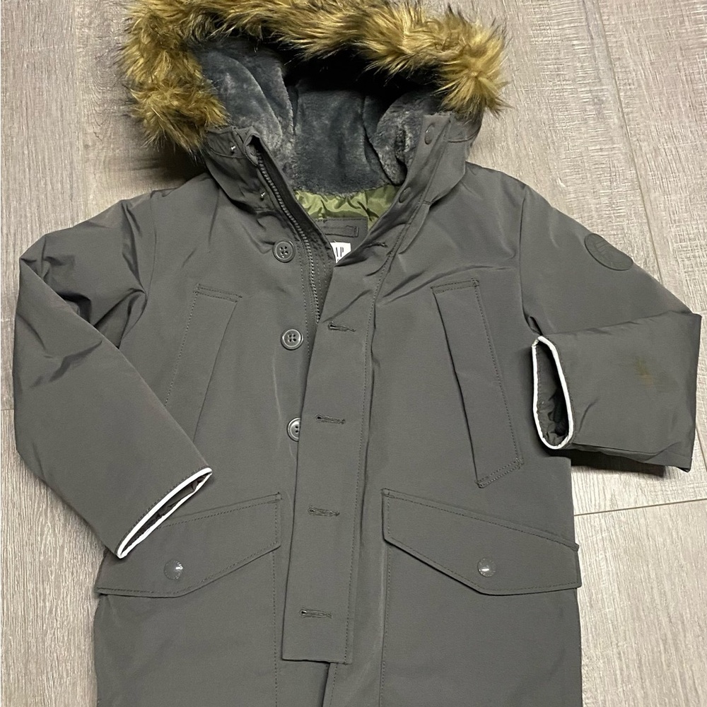 GAP Gray Puffer Jacket with Fur-Trimmed Hood and Zipper Closure
